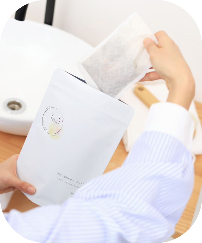 taidoの入浴剤を手に取る様子
